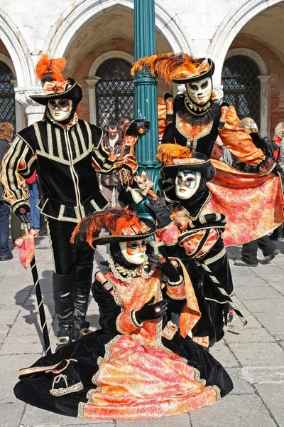 Μασκοφόροι πρόσωπα στη Βενετία — Φωτογραφία Αρχείου
