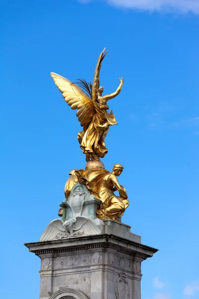 在维多利亚女王纪念碑，伦敦的顶峰上的胜利女神像 — 图库照片
