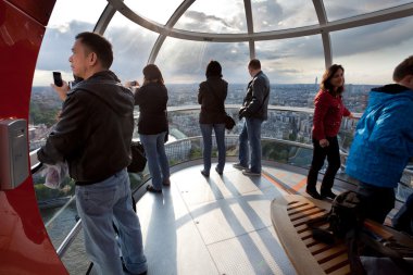 Londra turist kabin gözlemleyerek şehri yukarıdan göz