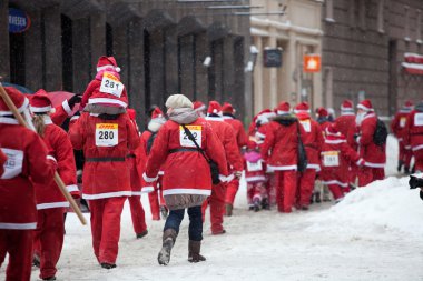 Noel babalar eğlence koşusu & yürüyüş Riga, Letonya