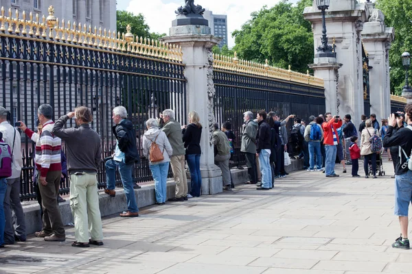 A turisták a buckingham palace, london, Egyesült Királyság — Stock Fotó