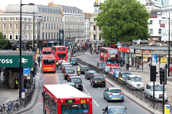 Bussy verkeer in centraal Londen, euston road in de buurt van king's cross een — Stockfoto