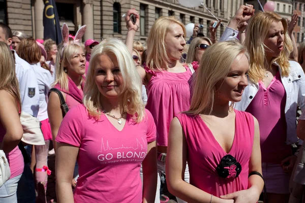 Йти блондинка парад в Ризі — стокове фото