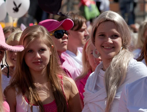 Blonde-Parade in Riga gehen — Stockfoto