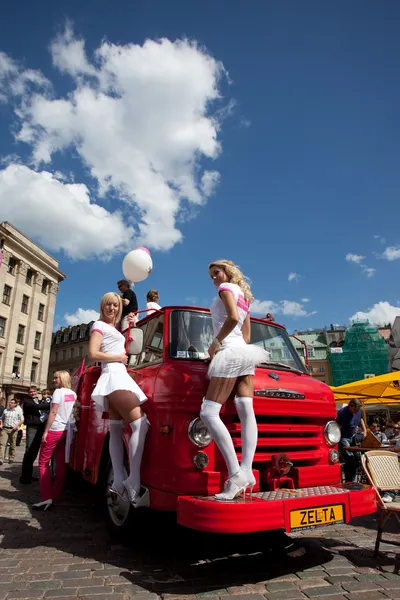 Przejdź blondynka parady w Rydze — Zdjęcie stockowe