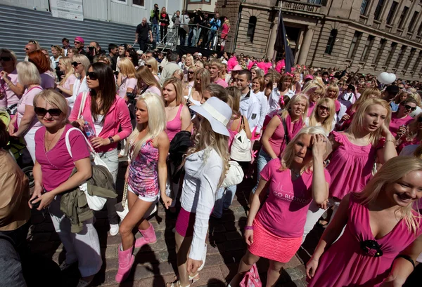 Przejdź blondynka parady w Rydze — Zdjęcie stockowe