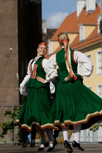 Traditional Latvian folk dancing — Stock Photo, Image