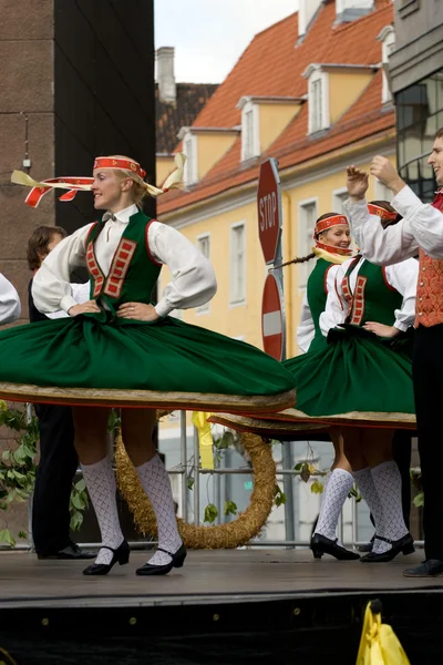 Danses folkloriques lettons traditionnels — Photo