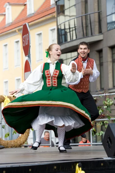 Traditional Latvian folk dancing — Stock Photo, Image