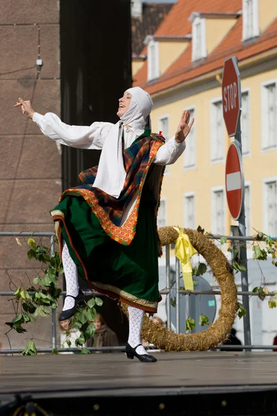 Tradizionale danza popolare lettone — Foto Stock