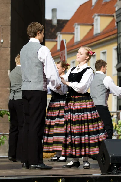 Tradiční lotyšský lidové tance — Stock fotografie