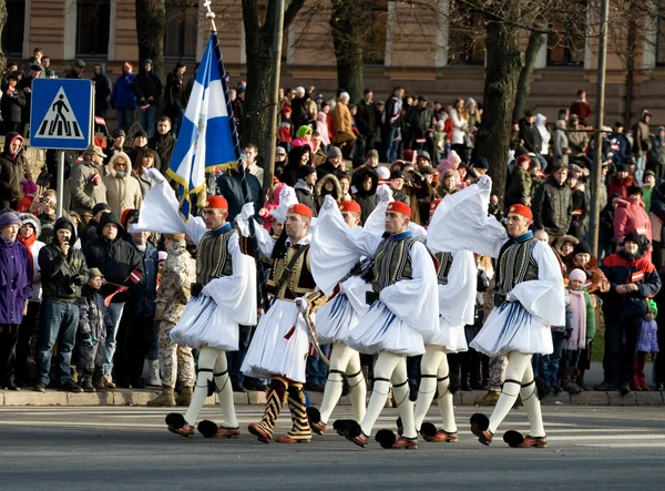 Griekse color guard op militaire parade — Stockfoto