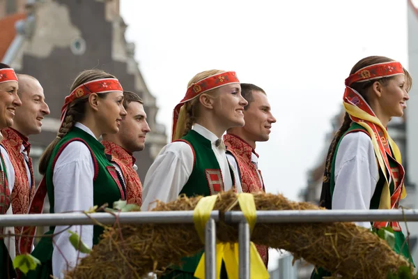 伝統的なラトビア語フォーク ダンス — ストック写真