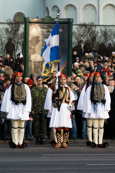 Griekse color guard op militaire parade — Stockfoto