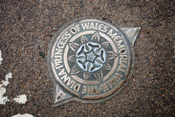 Tecken på diana, prinsessan av wales, memorial promenad på sidan — Stockfoto
