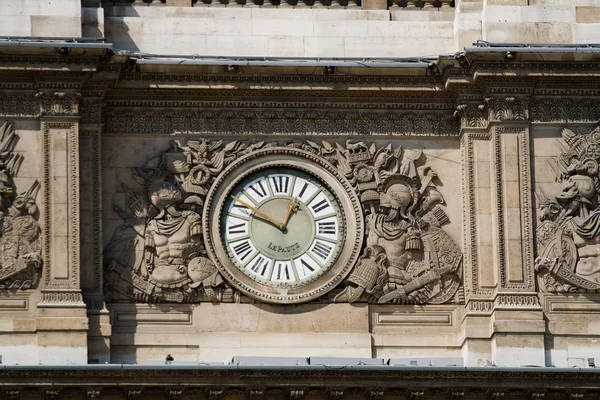 Uhr des Louvre-museum — Stockfoto