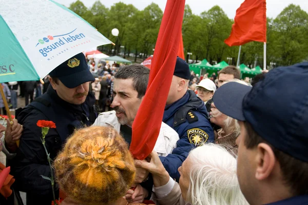 Membri di polizia aresting nazionale bolscevico vladimir linderman — Foto Stock
