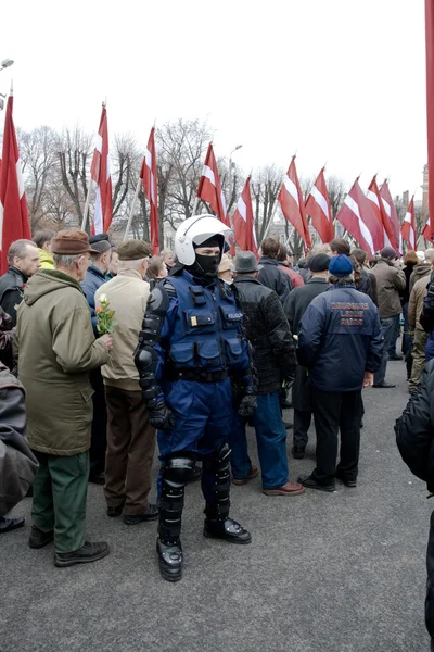 Çevik kuvvet polisi kalabalığın içinde — Stok fotoğraf