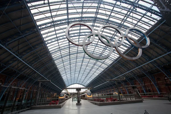 Olympische ringen op st pancras international treinstation — Stockfoto
