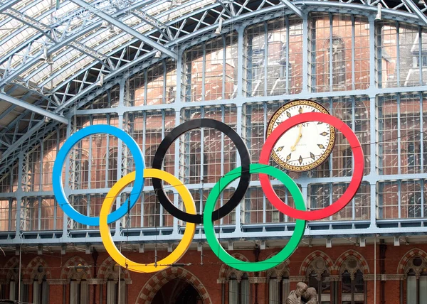 Олімпійський кільця на залізничного вокзалу Сент-Панкрас міжнародного — стокове фото