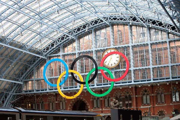 Anéis olímpicos na estação de st pancras internacional ferroviário — Fotografia de Stock