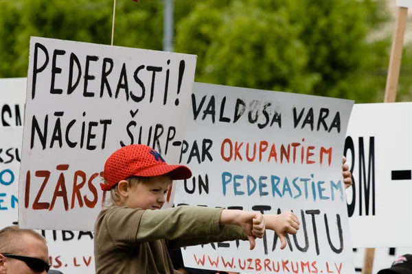 Протестующих против гордости Риги 2009 — стоковое фото