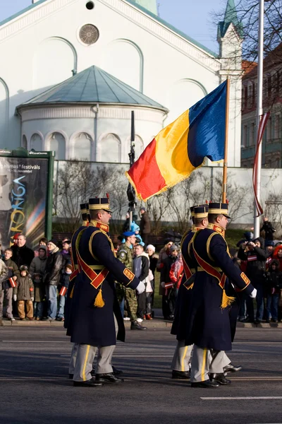 Roemeense color guard op parade — Stockfoto