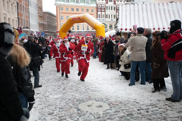 Діди Морози весело запустити & ходити в Ризі, Латвія — стокове фото