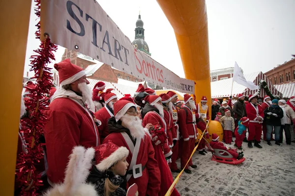 Corrida amistosa de santas & caminhada em riga, Letónia — Fotografia de Stock