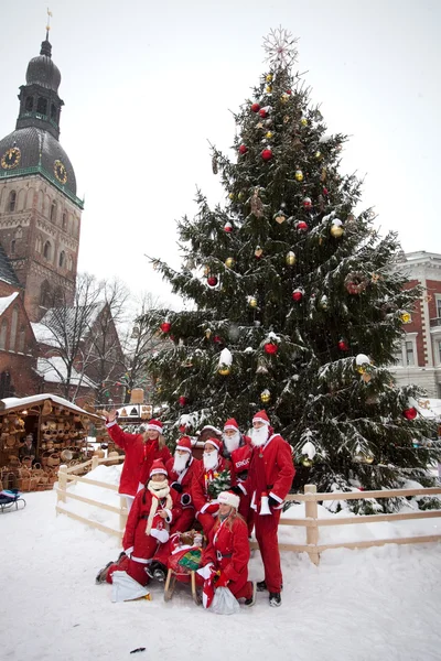 Divertimento Santas eseguire & a piedi a riga, Lettonia — Foto Stock