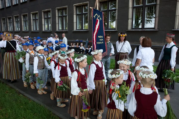 Letonca gençlik nutuk festival katılımcıları tarafından geçit töreni
