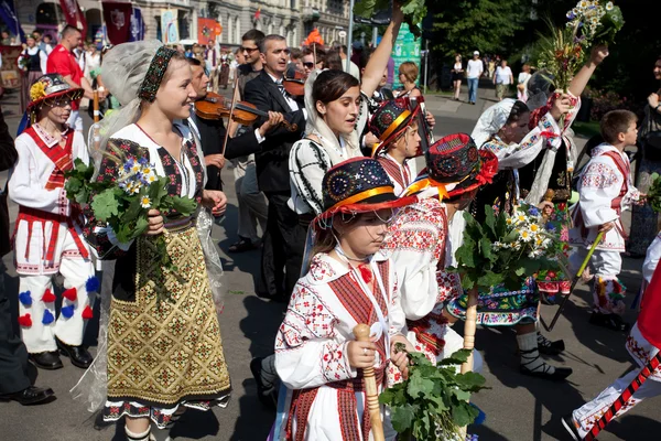 Парад участников фестиваля молодёжи Латвии песни и танца — стоковое фото