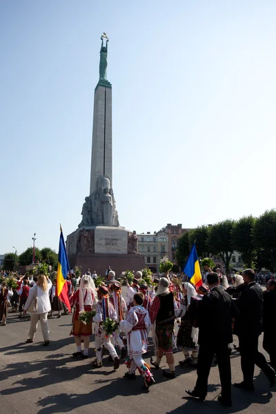 Parad av festival deltagare av lettiska ungdom sång och dans — Stockfoto
