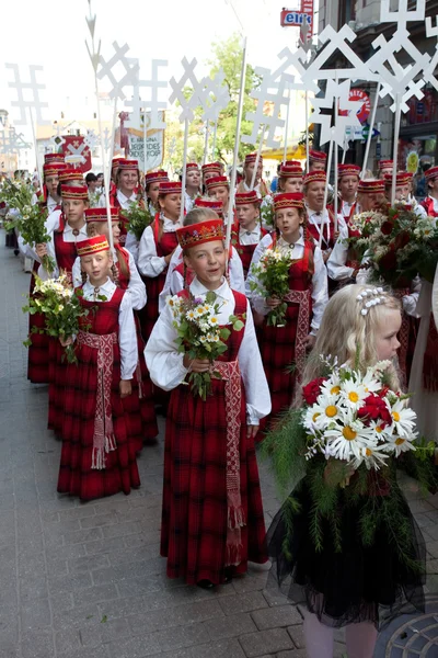 游行队伍由节参与者的拉脱维亚青年歌曲和舞蹈 — 图库照片