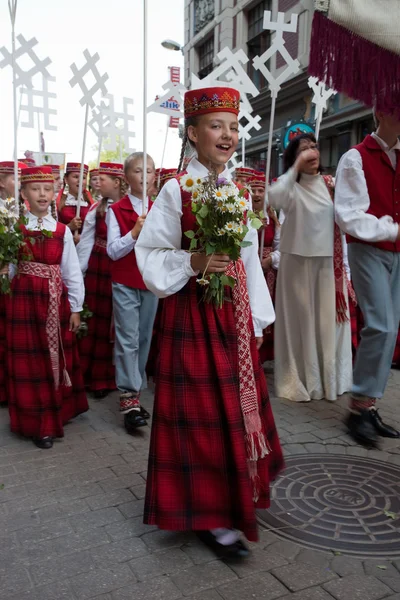 Parada przez uczestników festiwalu młodzieży łotewski pieśni i tańca — Zdjęcie stockowe