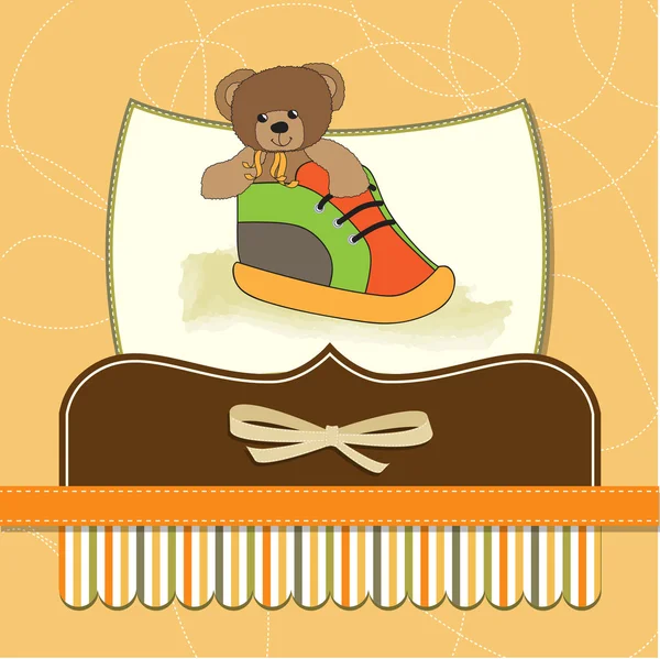 Cartão de banho de bebê com ursinho escondido em um sapato — Fotografia de Stock