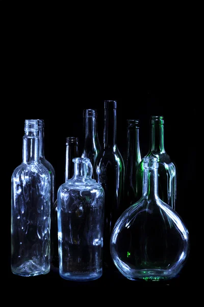 Tomma flaskor i natt på den svarta bakgrunden — Stockfoto