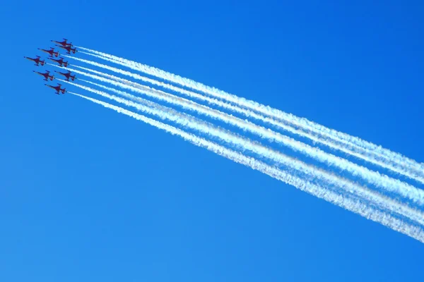 Samoloty na błękitne niebo — Zdjęcie stockowe