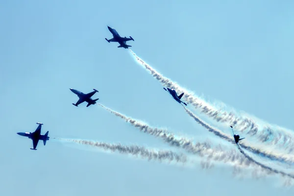 Vliegtuigen op de blauwe hemel — Stockfoto