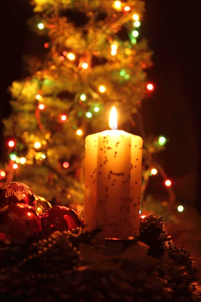 Свеча и рождественская елка — стоковое фото