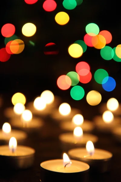 Kaarsen en de kerstboom — Stockfoto