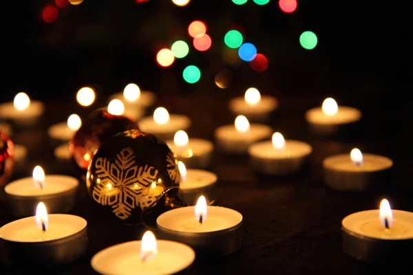 Kerzen und der Weihnachtsbaum — Stockfoto