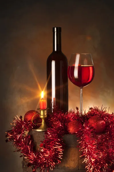 Nature morte avec vin rouge et ambiance de Noël — Photo