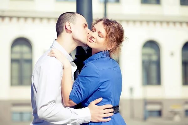 Young couple kisser at the nature - side view — Stock Photo, Image