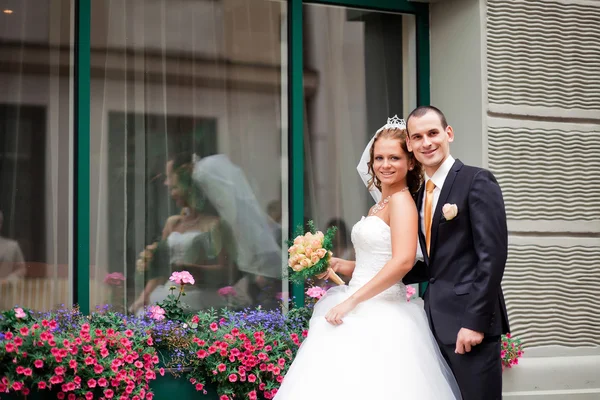 Bruid en bruidegom buiten — Stockfoto