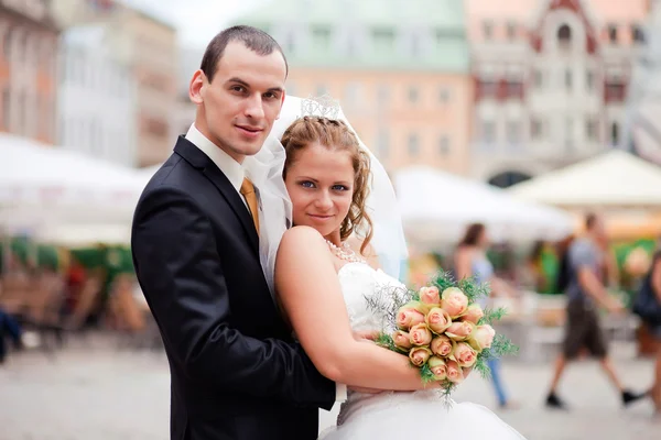 Nevěsta a ženich mimo — Stock fotografie