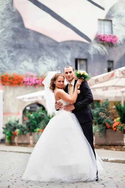 Noiva e noivo fora — Fotografia de Stock