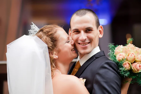 Bruden och brudgummen utanför — Stockfoto