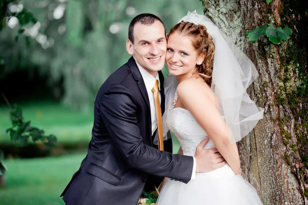 Braut und Bräutigam draußen — Stockfoto