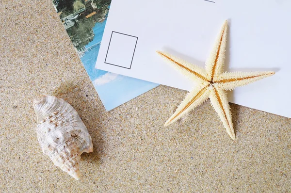 Leere Postkarte auf Sand — Stockfoto